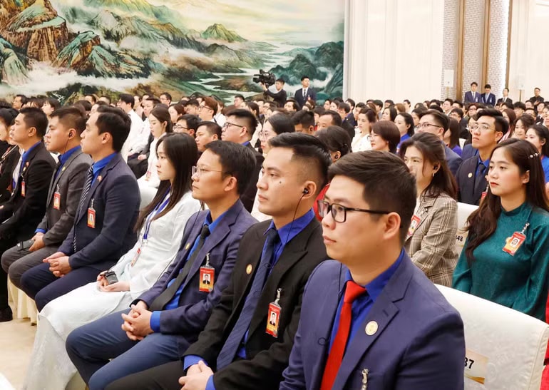 Đại biểu thanh niên Việt Nam-Trung Quốc tham gia chương trình “Hành trình Đỏ nghiên cứu, học tập” tại cuộc gặp gỡ với Tổng Bí thư, Chủ tịch nước Tô Lâm và Tổng Bí thư, Chủ tịch nước Trung Quốc Tập Cận Bình. (Ảnh: THỐNG NHẤT/TTXVN) vna-potal-tong-bi-thu-chu-tich-nuoc-to-lam-va-tong-bi-thu-chu-tich-nuoc-tap-can-binh-gap-go-thanh-nien-hai-nuoc-8702397.jpg