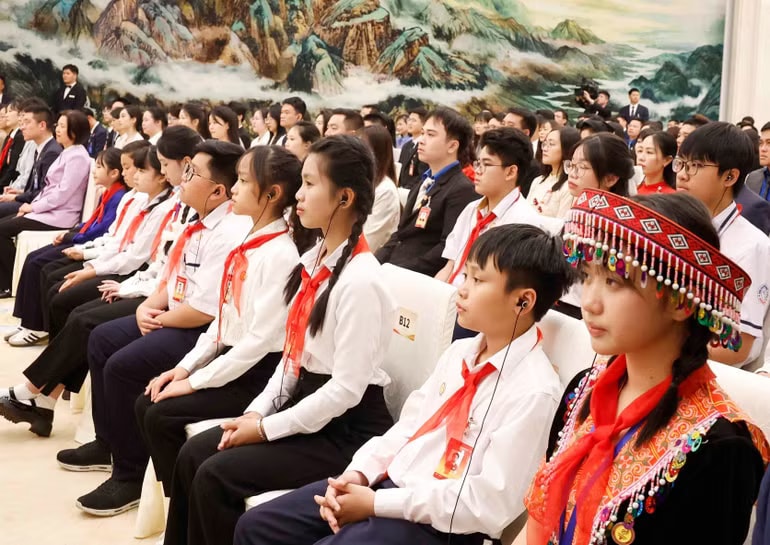 Đại biểu thanh niên Việt Nam-Trung Quốc tham gia chương trình “Hành trình Đỏ nghiên cứu, học tập” tại cuộc gặp gỡ với Tổng Bí thư, Chủ tịch nước Tô Lâm và Tổng Bí thư, Chủ tịch nước Trung Quốc Tập Cận Bình. (Ảnh: THỐNG NHẤT/TTXVN) vna-potal-tong-bi-thu-chu-tich-nuoc-to-lam-va-tong-bi-thu-chu-tich-nuoc-tap-can-binh-gap-go-thanh-nien-hai-nuoc-8702398.jpg