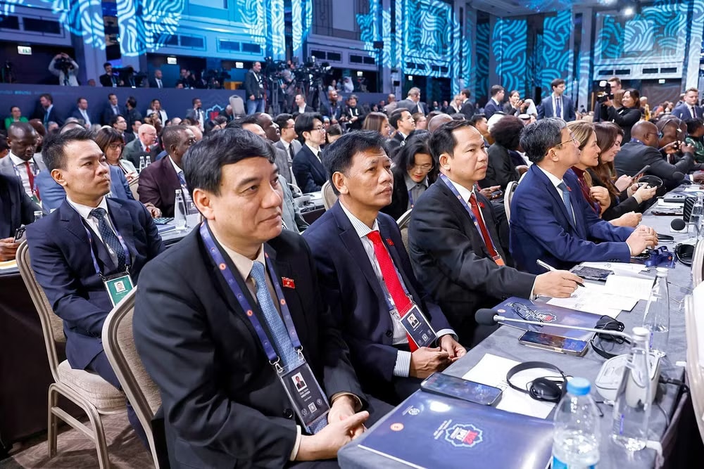 Đoàn đại biểu Việt Nam dự Phiên khai mạc Đại hội đồng lần thứ 152 của Liên minh Nghị viện thế giới (IPU-152). (Ảnh: DOÃN TẤN/TTXVN) vna-potal-chu-tich-quoc-hoi-tran-thanh-man-du-phien-khai-mac-ipu-152-8703954.jpg