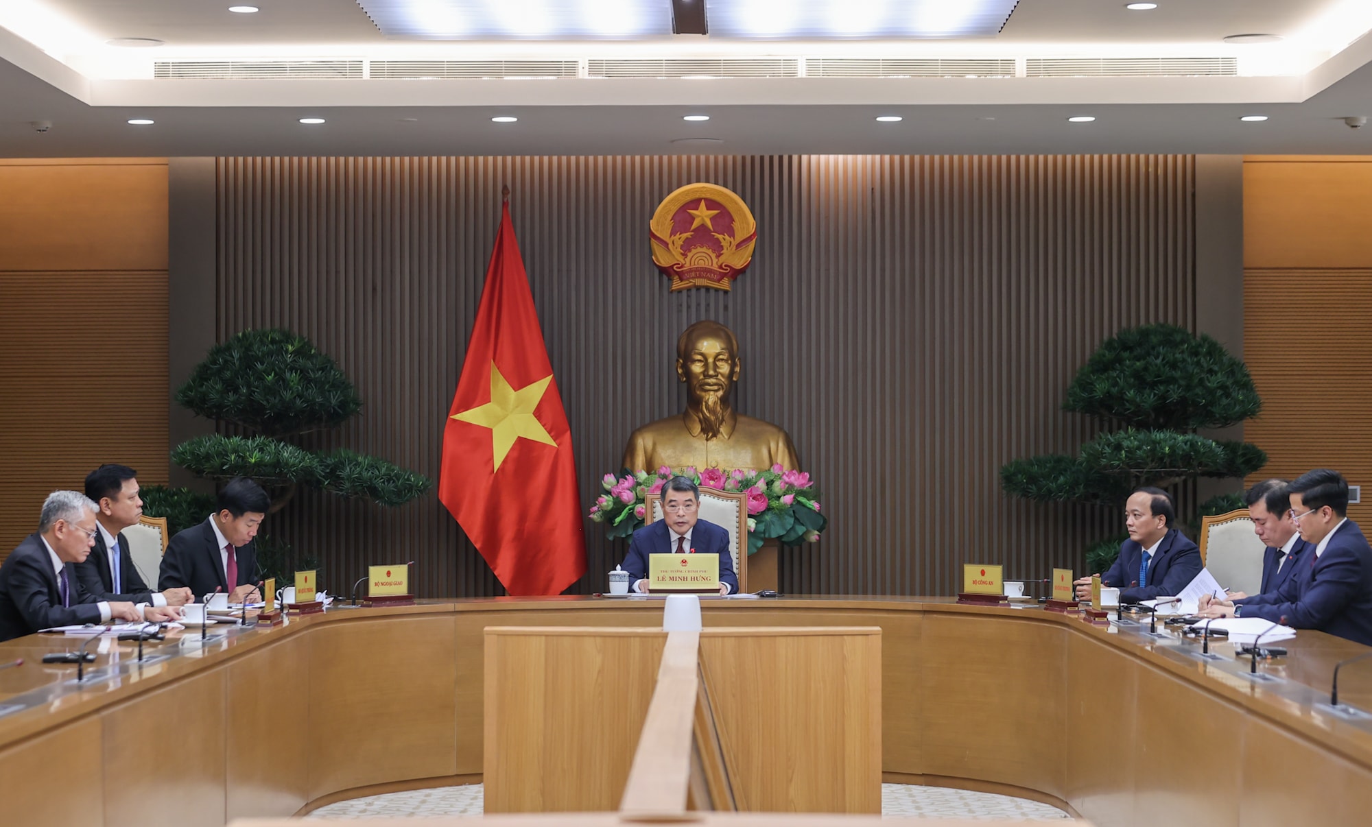 Thủ tướng Lê Minh Hưng điện đàm với Thủ tướng Singapore Lawrence Wong- Ảnh 2.
