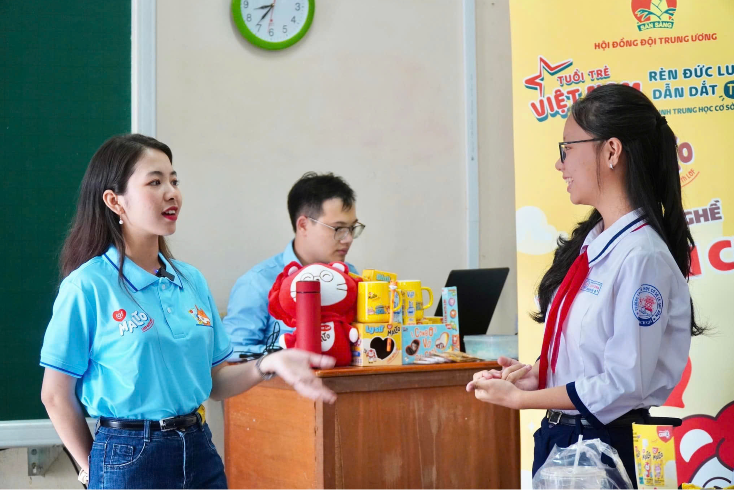Chạm dòng chảy thế giới, mở tầm nhìn hội nhập (36 x 30 cm)