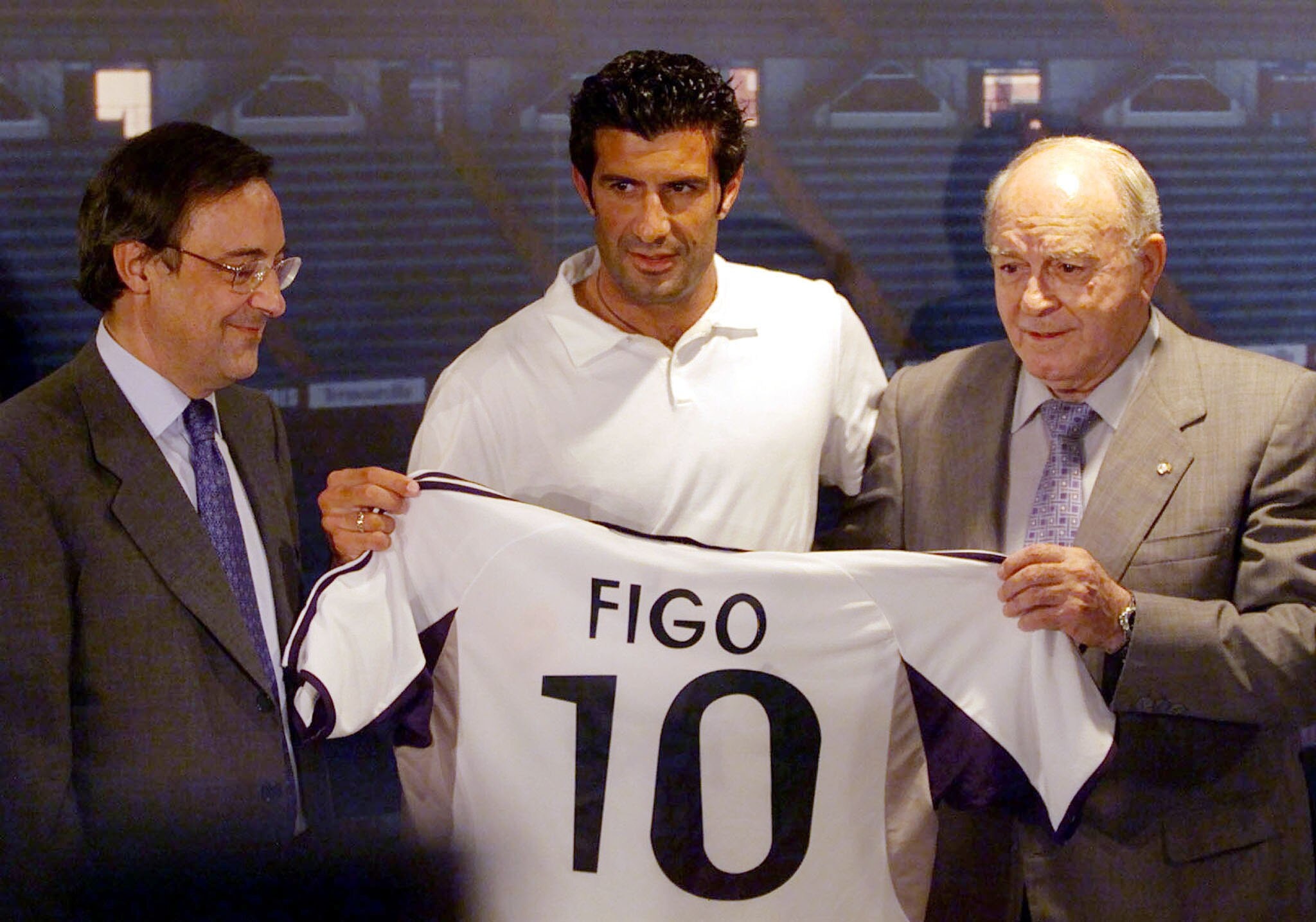 Luis Figo mở màn kỷ nguyên Galacticos tại Real Madrid.