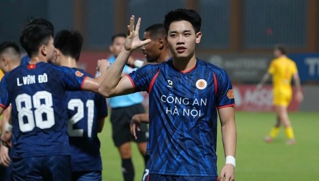 Nguyễn Đình Bắc ghi bàn trong trận đấu gặp PVF-CAND tại V.League.