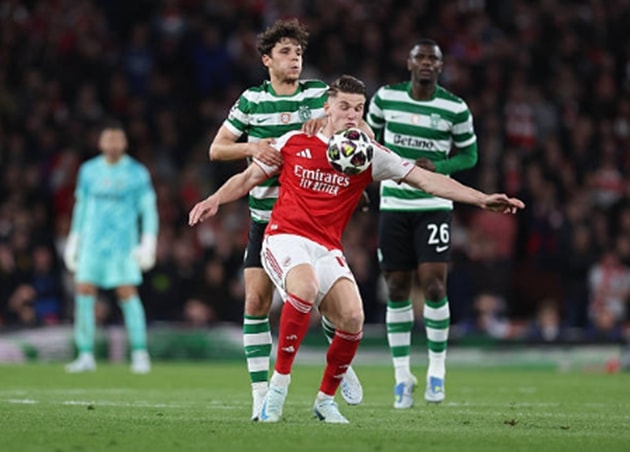 Viktor Gyokeres mờ nhạt trước các trung vệ Arsenal