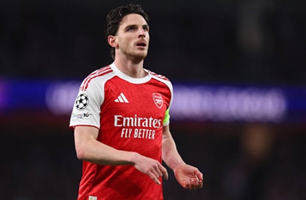 Declan Rice hoạt động rộng khắp mặt sân