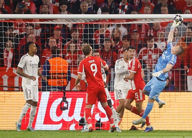 Thủ môn Andriy Lunin có một đêm thi đấu vất vả