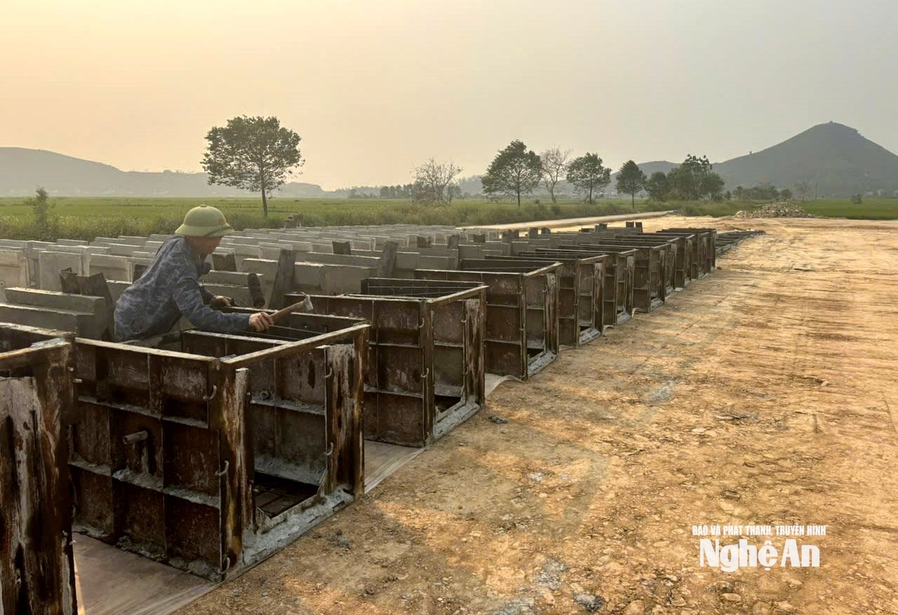 Nhà thầu đang đẩy nhanh tiến độ thi công khu tái định cư trên địa bàn xã Lam Thành. Ảnh: XH