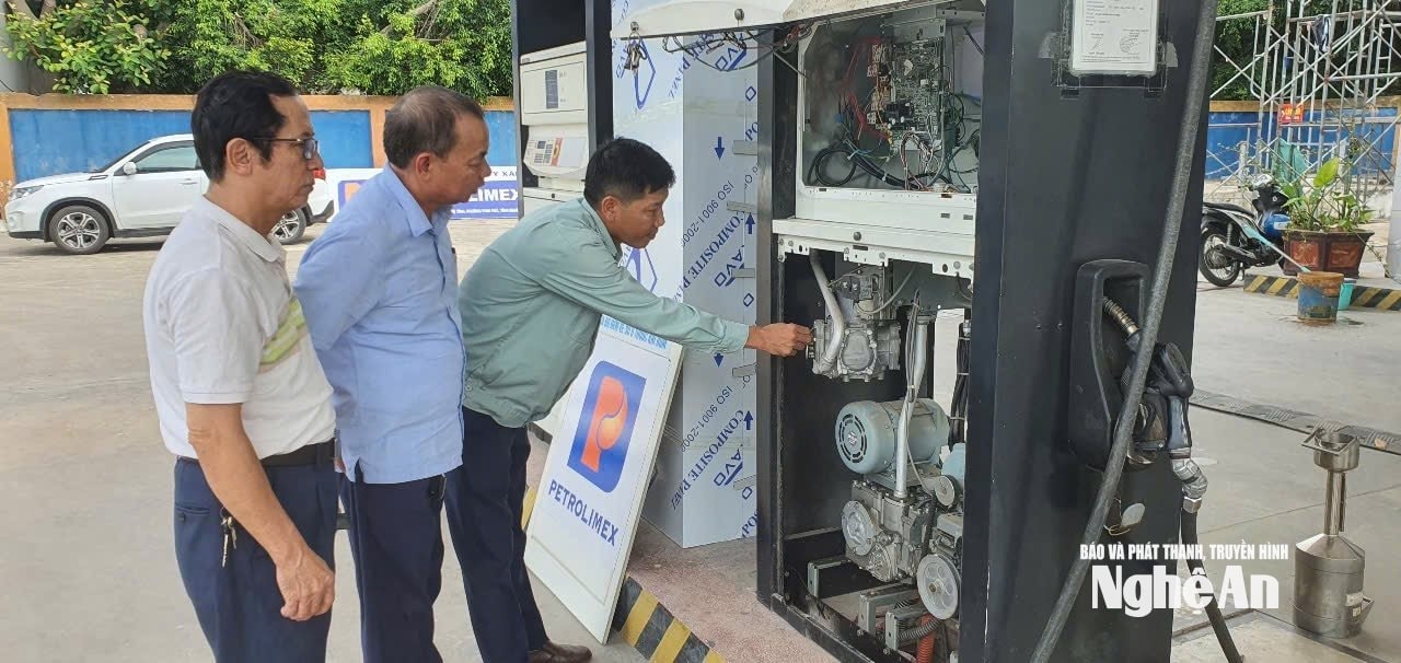 Hội phối hợp với các đơn vị liên quan kiểm tra thiết bị tại 1 số cửa hàng xăng dầu trên địa bàn tỉnh. Ảnh- Kim Oanh