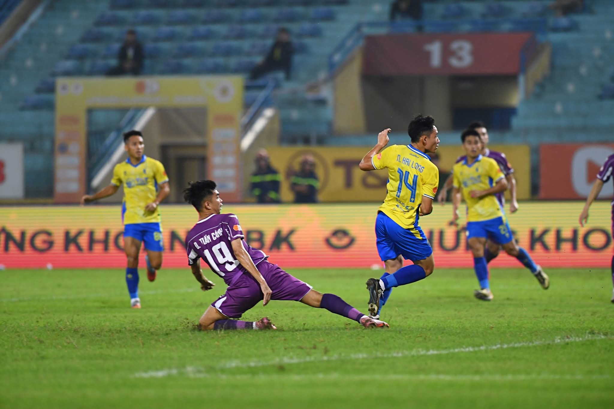 Các cầu thủ Hà Nội FC kiểm soát hoàn toàn thế trận trên sân.