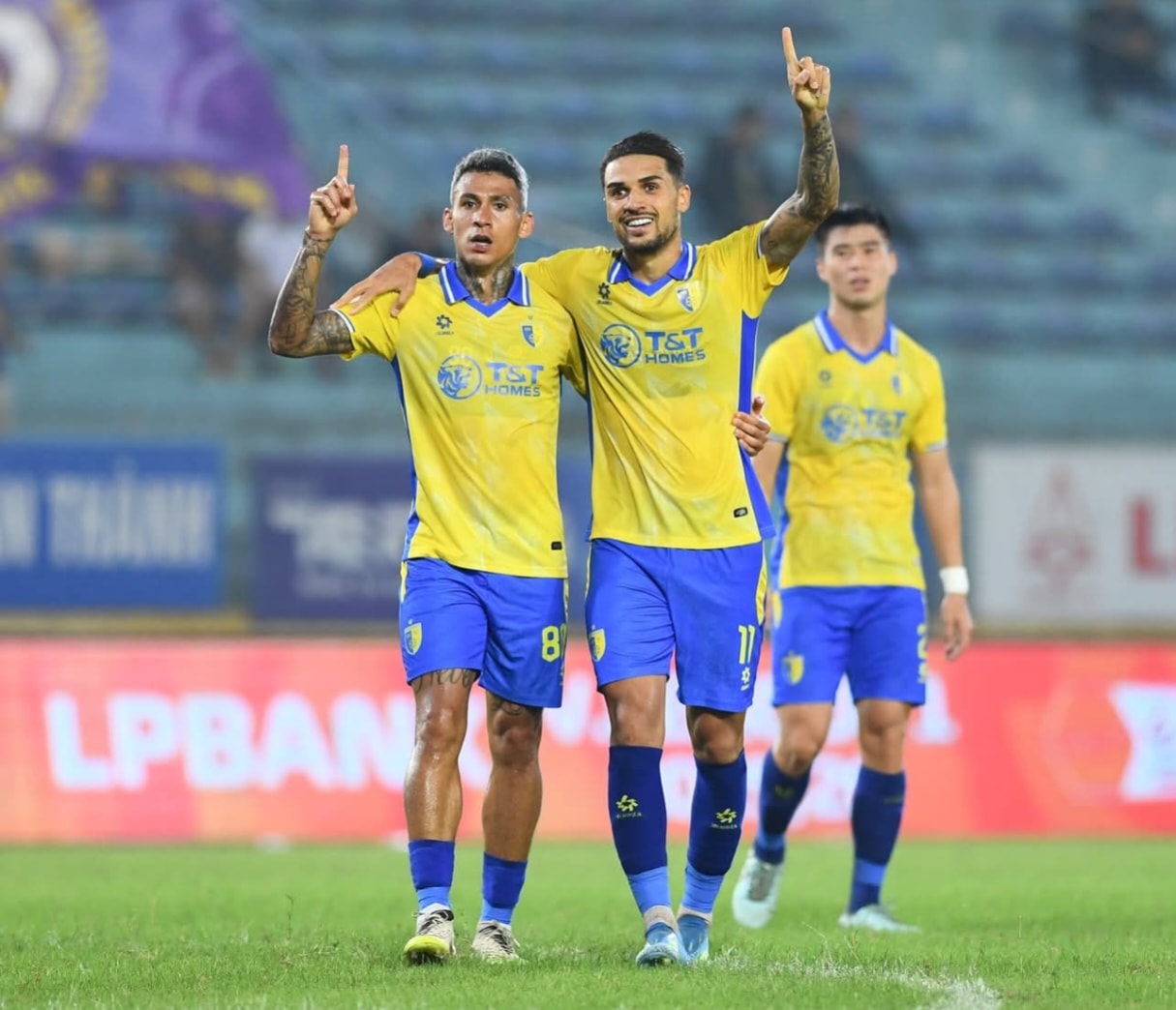 Đỗ Hoàng Hên ăn mừng sau khi ghi bàn cho Hà Nội FC.