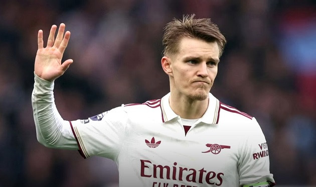 Arteta cần Odegaard lùi sâu để kéo bóng.