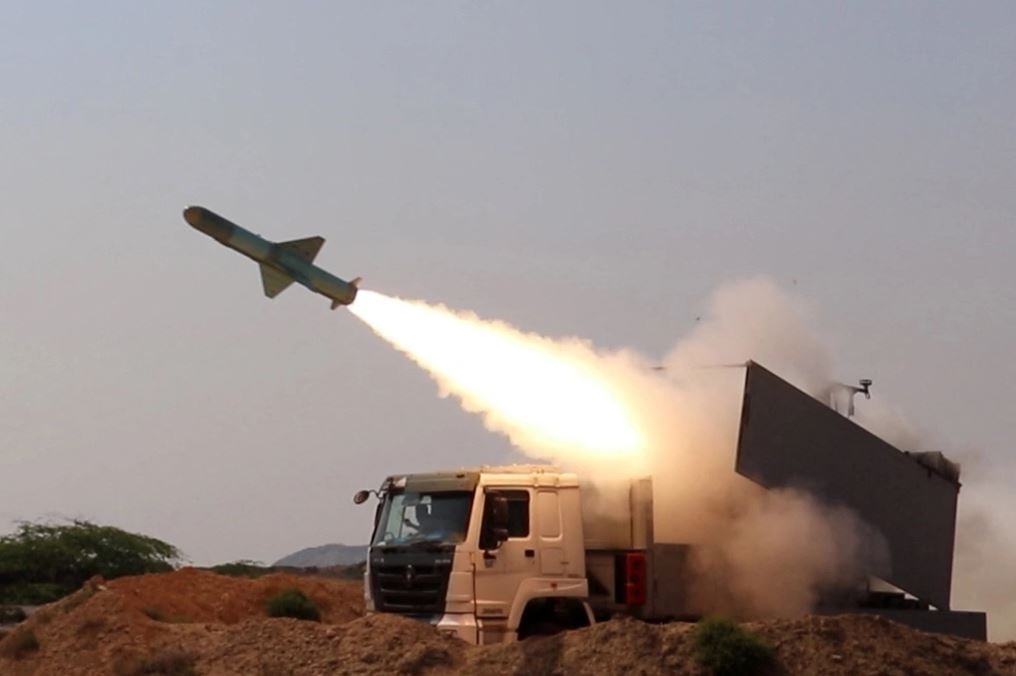 Một quả rocket được khai hỏa trong cuộc tập trận giữa Vệ binh Cách mạng Hồi giáo Iran và Hải quân Iran ngày 17.2. Ảnh AFP