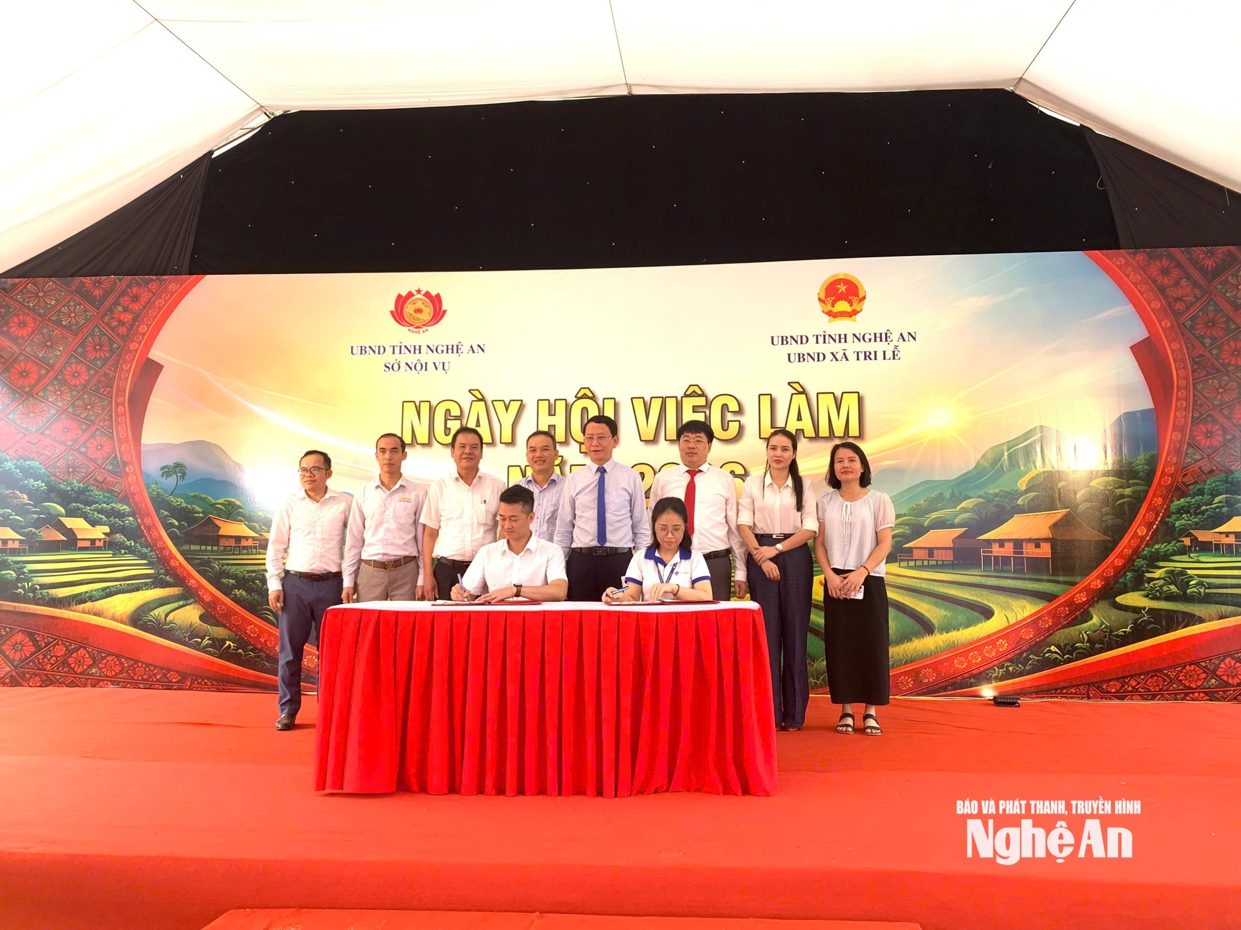 Ký kết biên bản ghi nhớ hợp tác giữa doanh nghiệp và chính quyền địa phương tại Hôi chợ việc làm mới được tổ chức ở xã Tri Lễ. Ảnh: Hữu Thượng