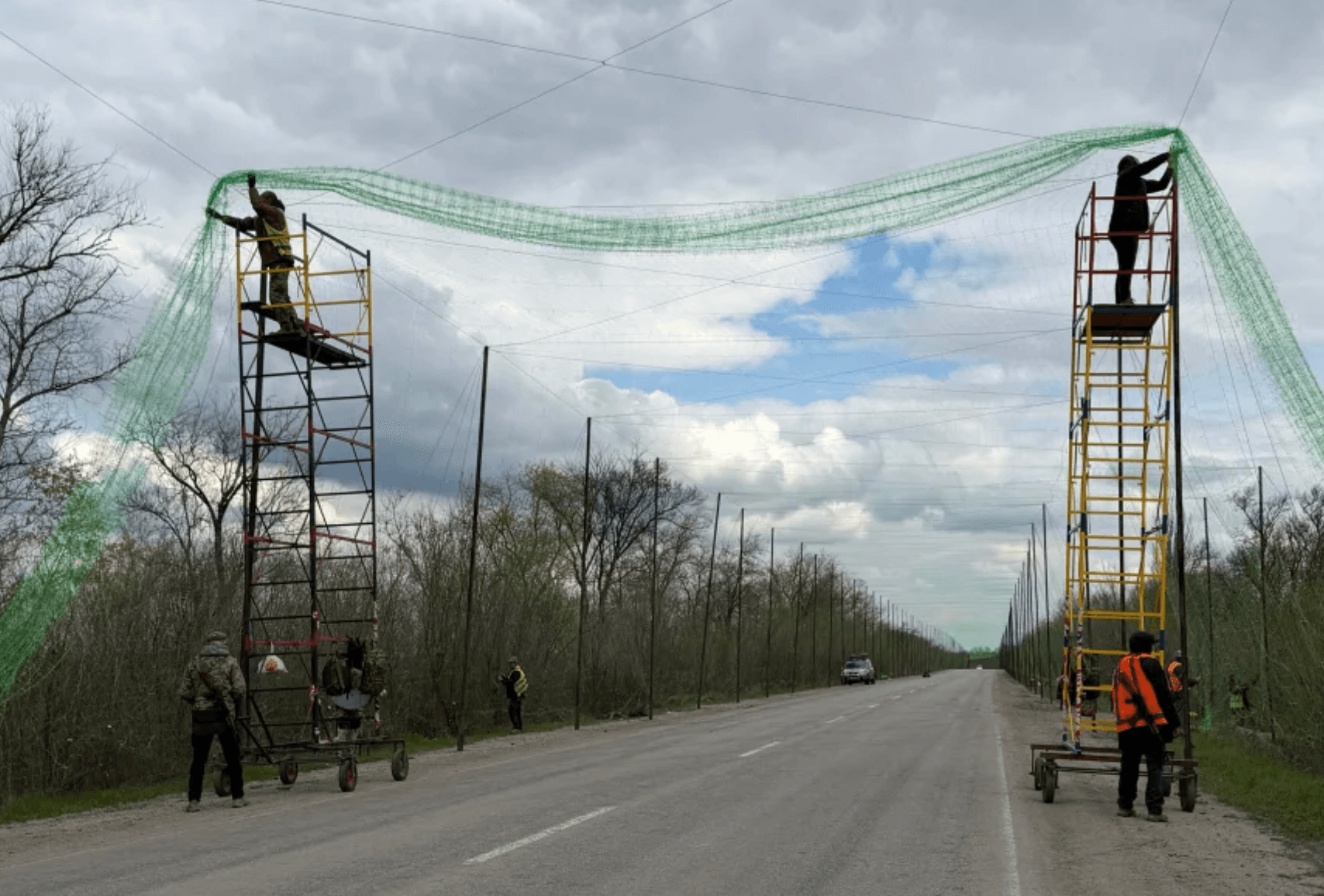 Các quân nhân Ukraine che đường bằng lưới để bảo vệ các phương tiện khỏi các cuộc tấn công UAV của Nga, tại một địa điểm không được tiết lộ ở vùng Zaporizhzhia ngày 10. 4. ảnh afp