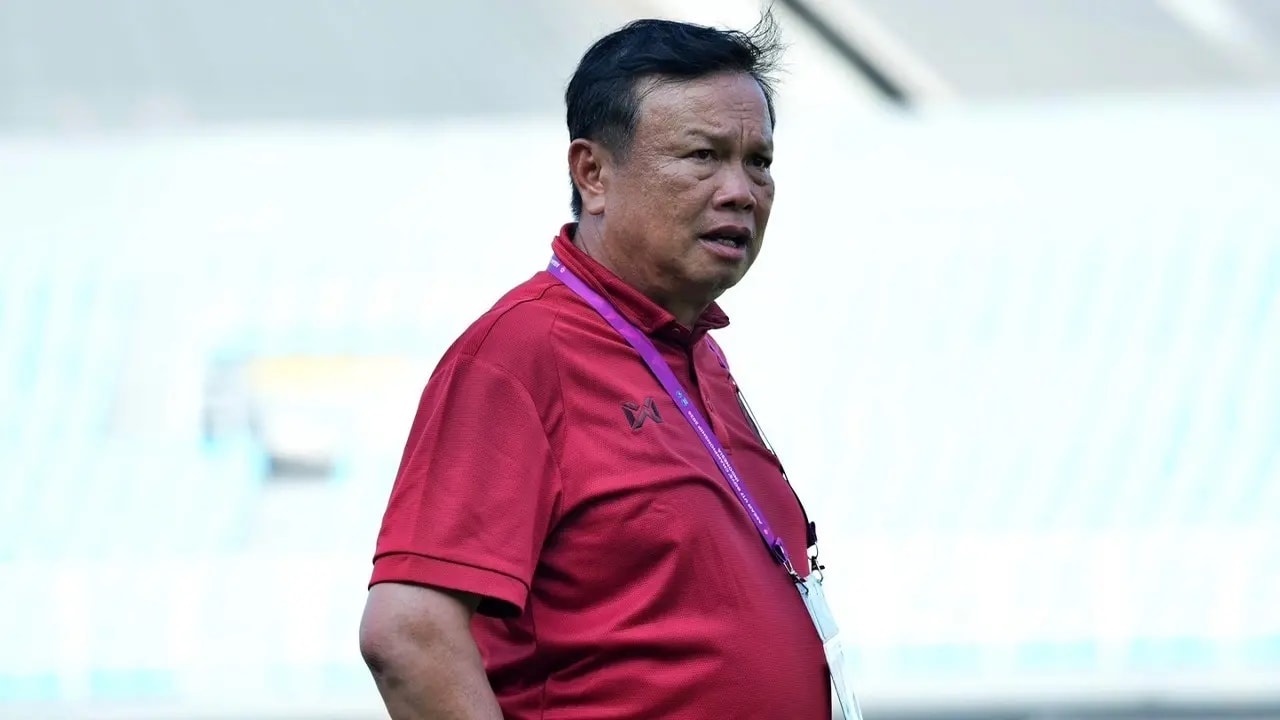 HLV Sirisak Yodyardthai từ chức sau khi U17 Thái Lan thua U17 Lào 2-3