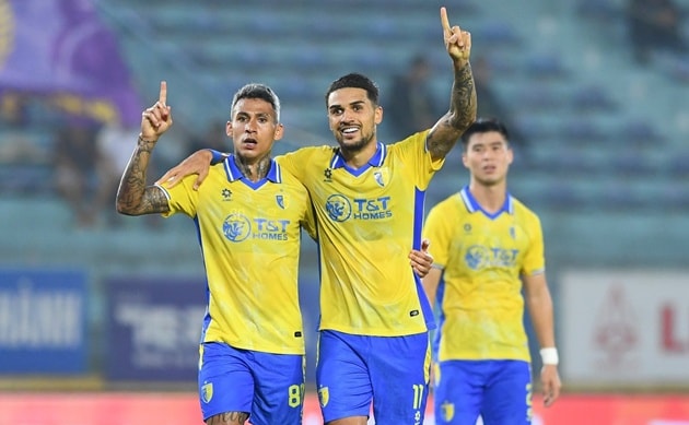 Nguyễn Hai Long và Đỗ Hoàng Hên phối hợp trong trận đấu của Hà Nội FC