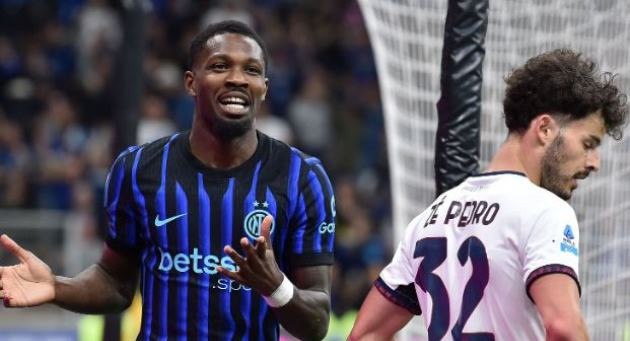 Marcus Thuram ăn mừng bàn thắng mở tỷ số cho Inter Milan trước Cagliari.