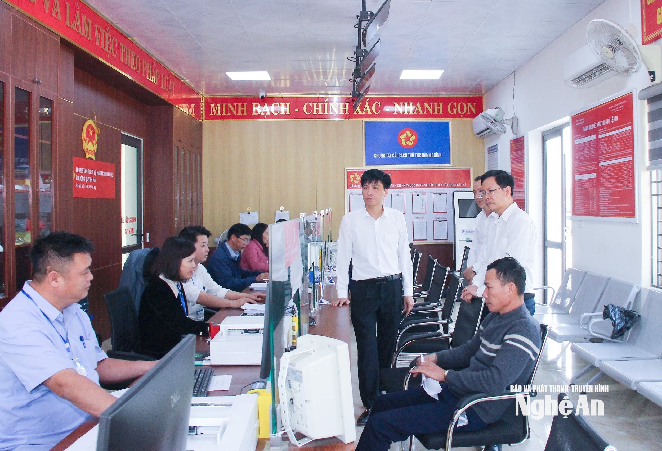 bna_-can-bo-phuong-quynh-mai-kiem-tra-giam-sat-viec-giai-quyet-thu-tuc-hanh-chinh-cho-49bddb0ae1a67f421c1cbd191c67e3c8.jpg