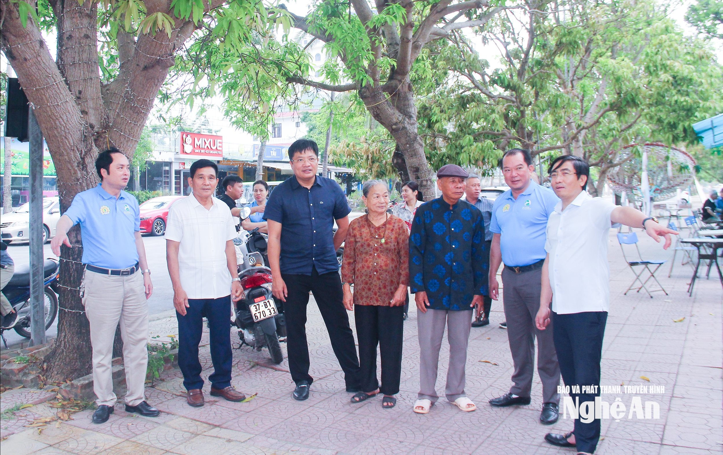  Cấp uỷ, chính quyền phường Cửa Lò tuyên truyền, vận động người dân ủng hộ chủ trương nâng cấp đô thị biển khang trang, hiện đại. Ảnh Mai Hoa