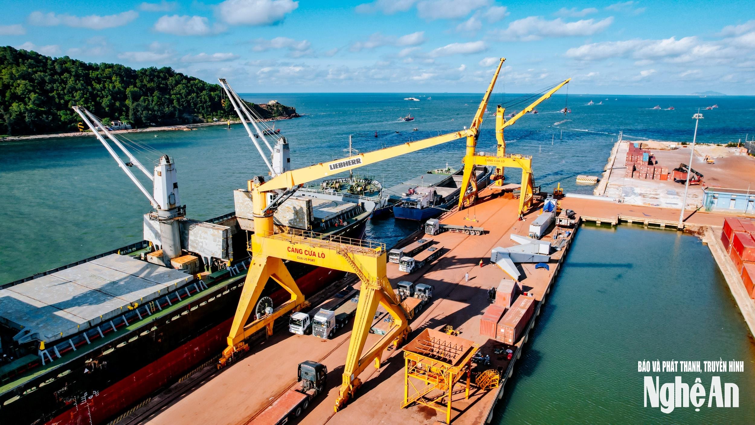 Hiện Cảng Cửa Lò đang từng bước xây dựng chuỗi dịch vụ đồng bộ, giúp doanh nghiệp xuất, nhập khẩu tại Khu kinh tế Đông Nam giảm chi phí. Ảnh: CSCC