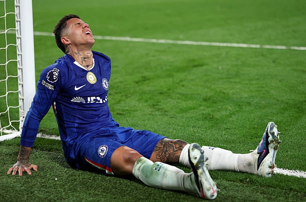 Sự thất vọng của Enzo Fernandez khi nỗ lực cá nhân không giúp đội nhà có điểm.