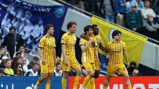 Kaoru Mitoma ăn mừng bàn gỡ hòa đẳng cấp cho Brighton.