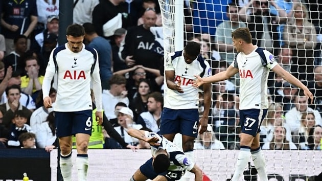 Sự thất vọng của các cầu thủ Tottenham Hotspur sau bàn thua cuối trận.
