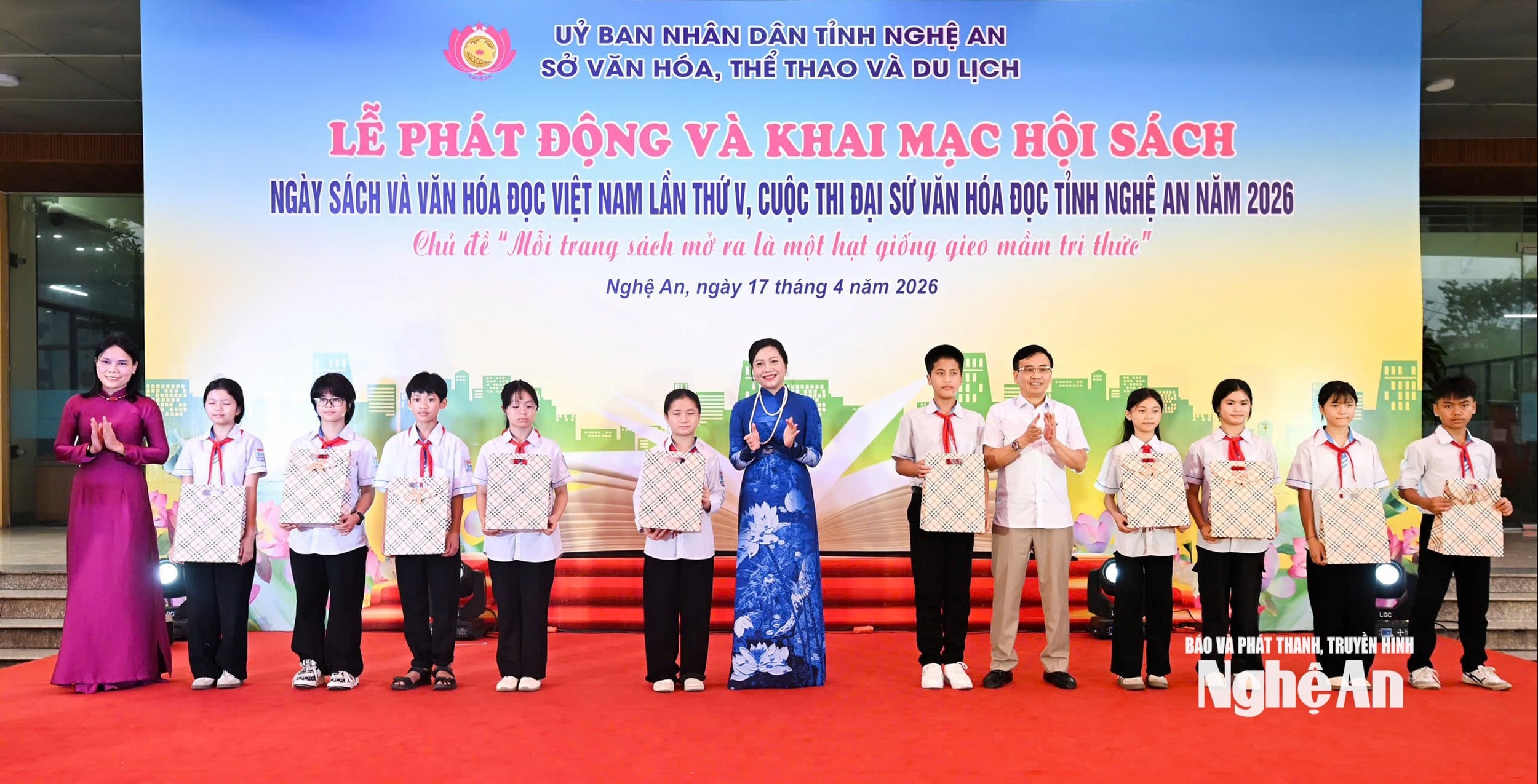 Bà Bùi Thị Trầm - Phó Giám đốc Công ty Cổ phần Sách và Thiết bị trường học cùng đại diện các ban, ngành trao tặng quà cho các em học sinh tại Lễ phát động Ngày Sách và Văn hóa đọc Việt Nam. Ảnh Mỹ Hà
