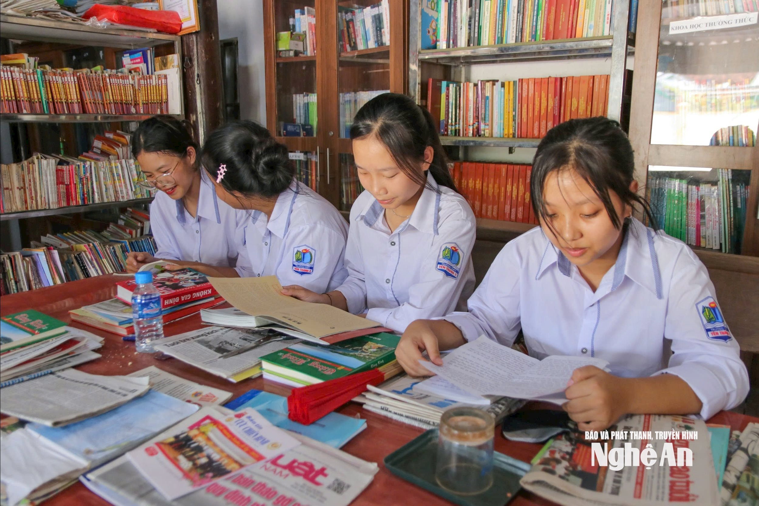 Các em học sinh đọc sách tại Thư viện xóm Bắc Thành 2. Ảnh Minh Quân