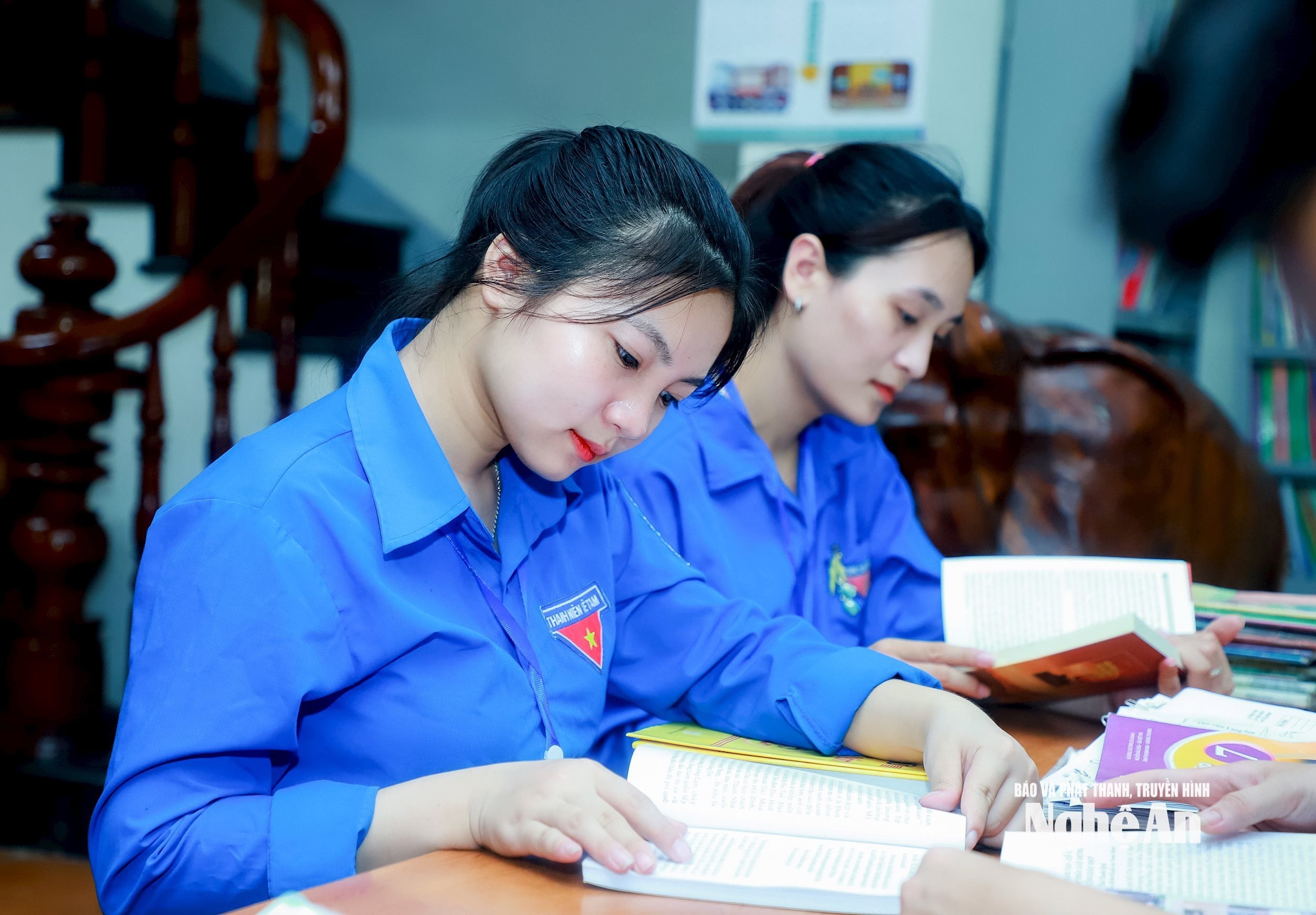 Đoàn viên đọc sách tại Thư viện Làng Sen, xã Kim Liên. Ảnh Thành Duy