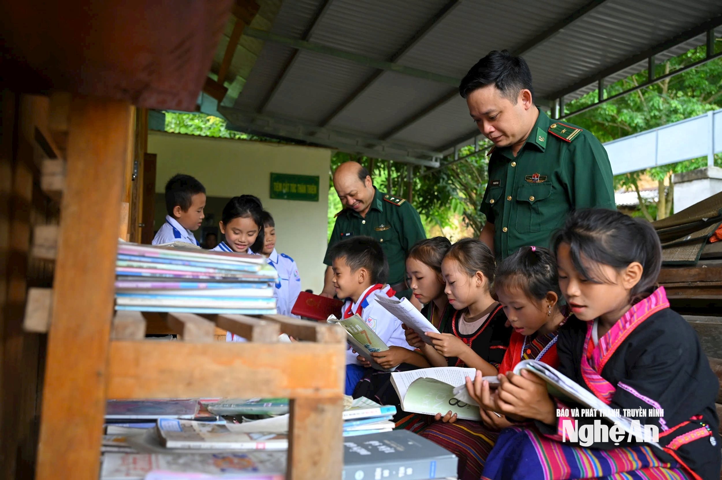 Học sinh đọc sách tại ngôi nhà thiện nguyện của Đồn biên phòng Mỹ Lý