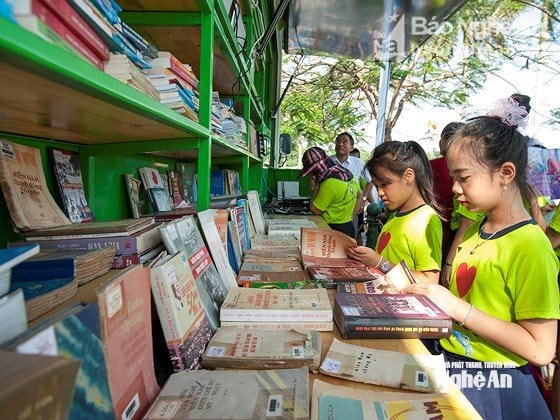 Học sinh say sưa đọc sách tại Ngày sách Việt Nam 2017 được tổ chức tại Quảng trường Hồ Chí Minh. Ảnh tư liệu