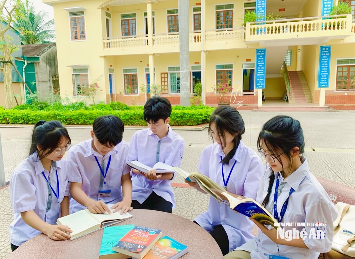Học sinh Trường THPT Đô Lương đọc sách trong giờ giải lao. Ảnh Minh Quân