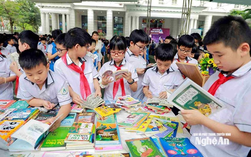 Học sinh Trường tiểu học Achimedes hào hứng với Ngày hội Ðọc sách.