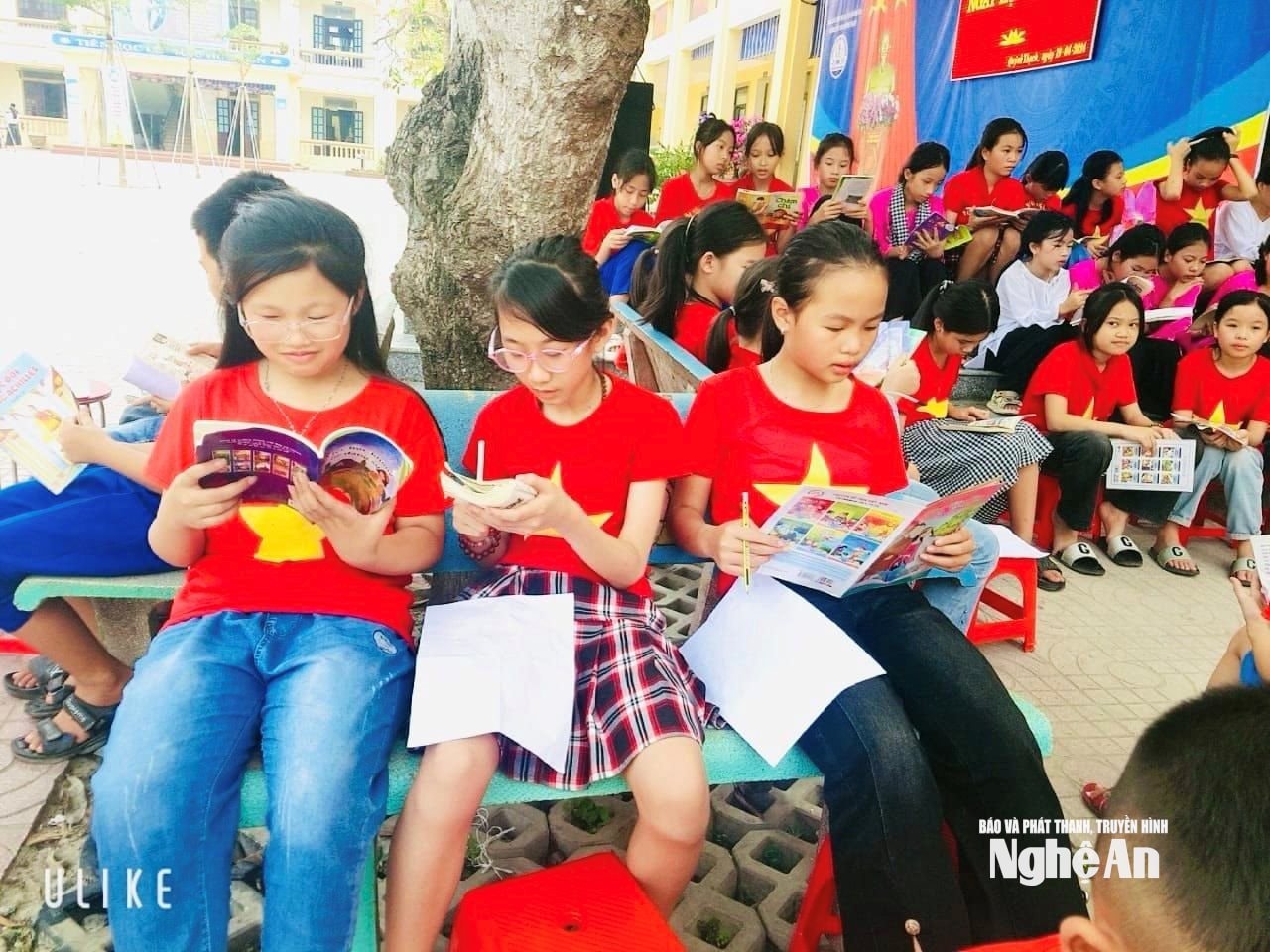 Học sinh Trường Tiểu học Quỳnh Thạch tham gia Ngày hội đọc sách. Ảnh Thu Hương