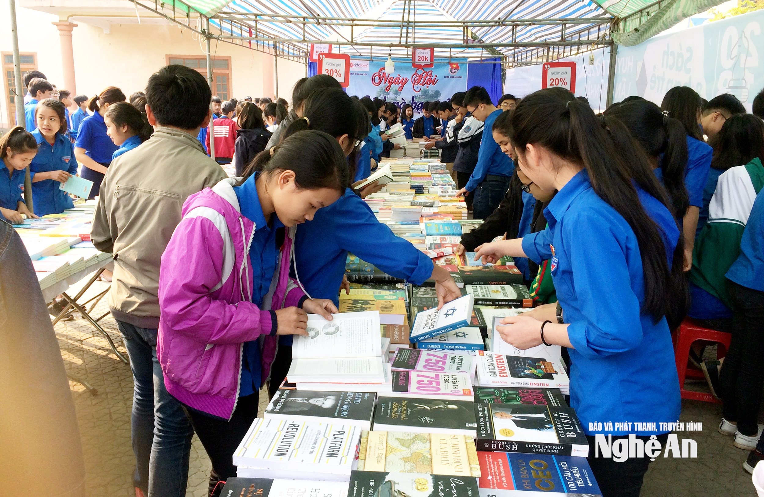 Hơn 300 đoàn viên háo hức tham gia ngày hội đọc sách. Ảnh Sỹ Bắc