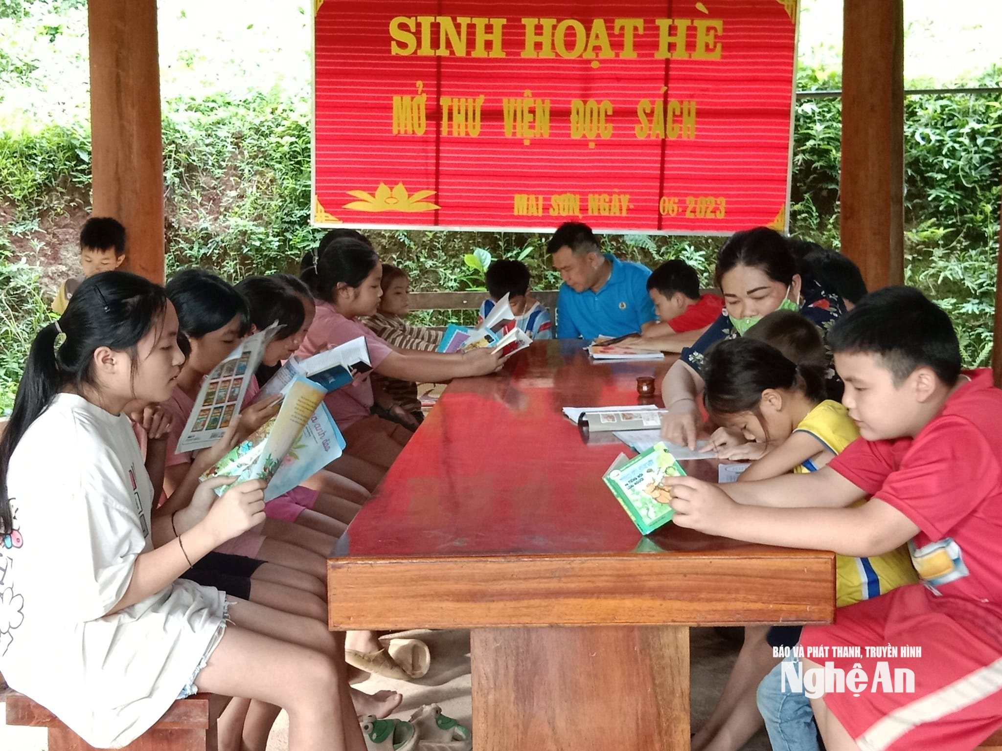 Trẻ em vùng biên giới Mai Sơn, Tương Dương chăm chú đọc sách ở thư viện. Ảnh Đình Tuân