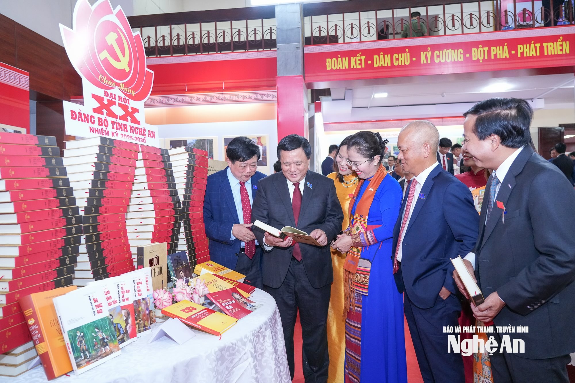 Các đại biểu tham quan gian trưng bày sách tại Đại hội. Ảnh Thành Cường