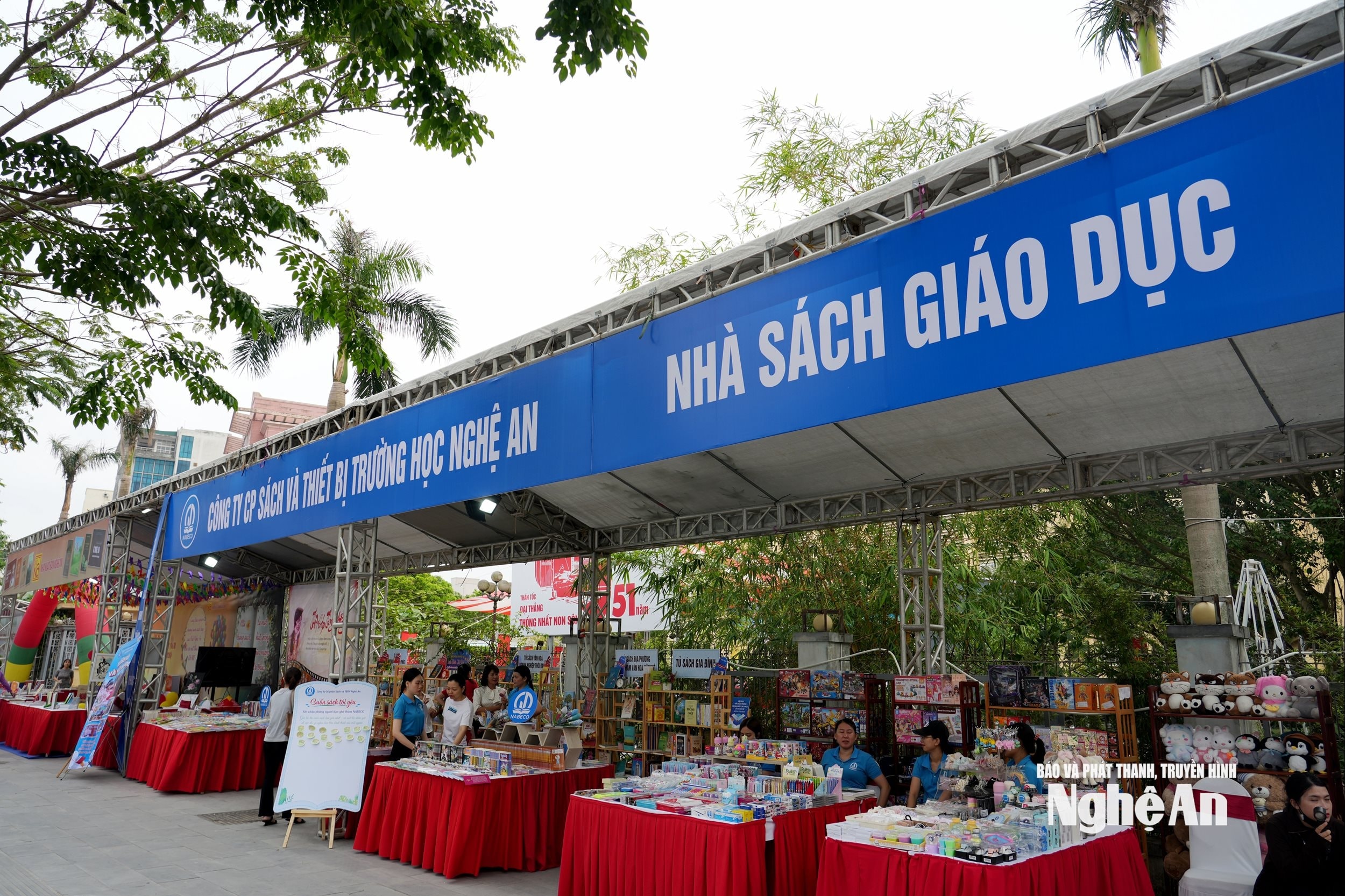 Gian hàng trưng bày của Công ty Sách và Thiết bị trường học tại Thư viện tỉnh Nghệ An. Ảnh Mỹ Hà