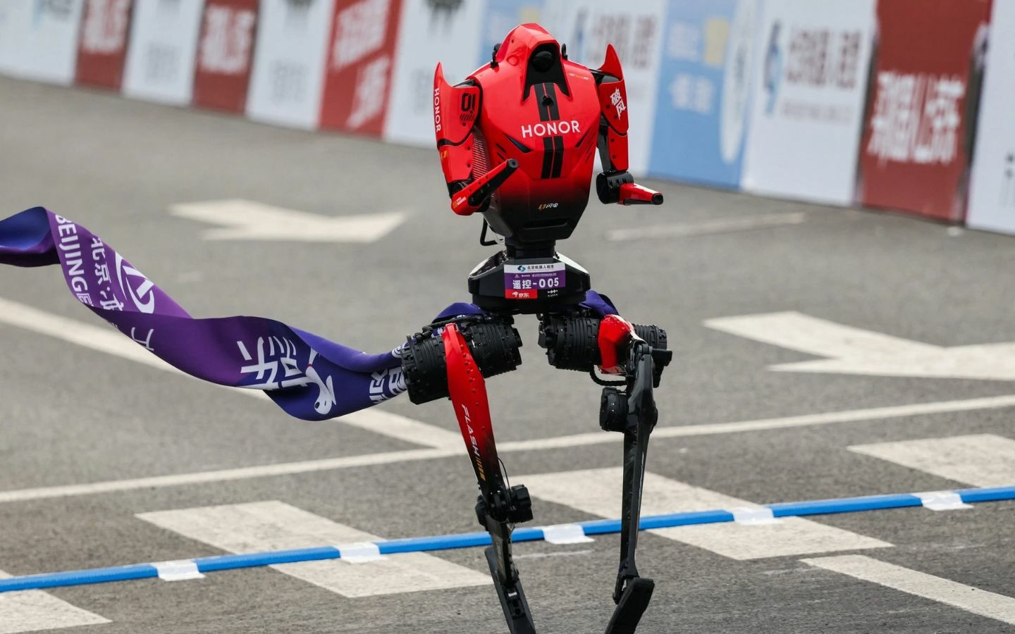 Robot hình người của Honor tham gia chạy bán marathon