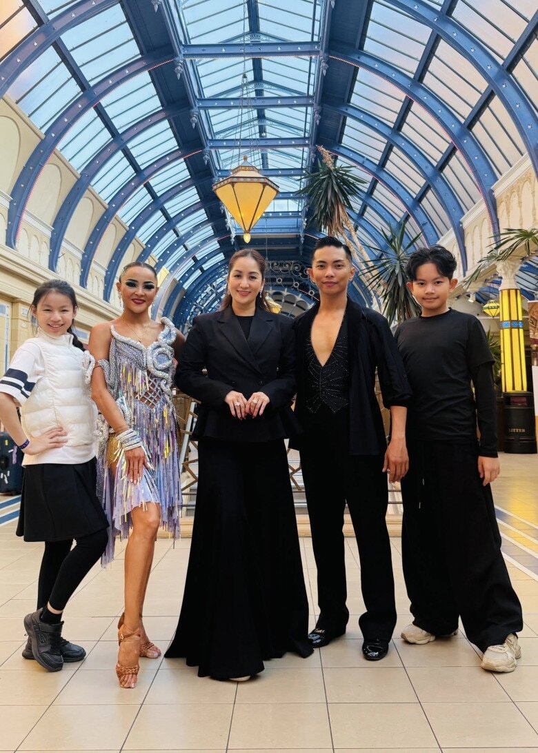 Khánh Thi và các đồng đội tham gia giải đấu tại Anh