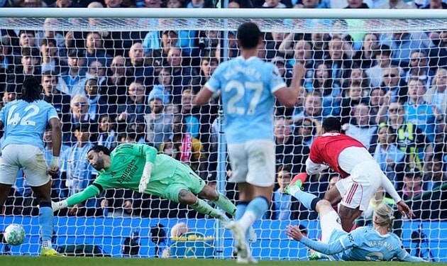 Man City thể hiện bản lĩnh đúng lúc trong trận đấu quan trọng với Arsenal.