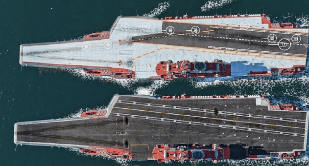 Tàu sân bay Admiral Kuznetsov trong quá trình vận hành với cột khói đen đặc trưng.