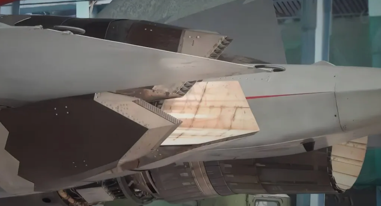 Tiêm kích thế hệ thứ năm Su-57 của Nga trong một chuyến bay thử nghiệm.