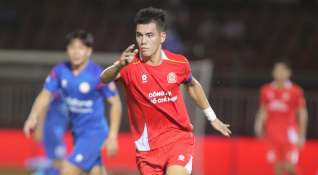 Tiền đạo Nguyễn Tiến Linh cần sớm tìm lại cảm giác ghi bàn để giữ vị trí trên hàng công.