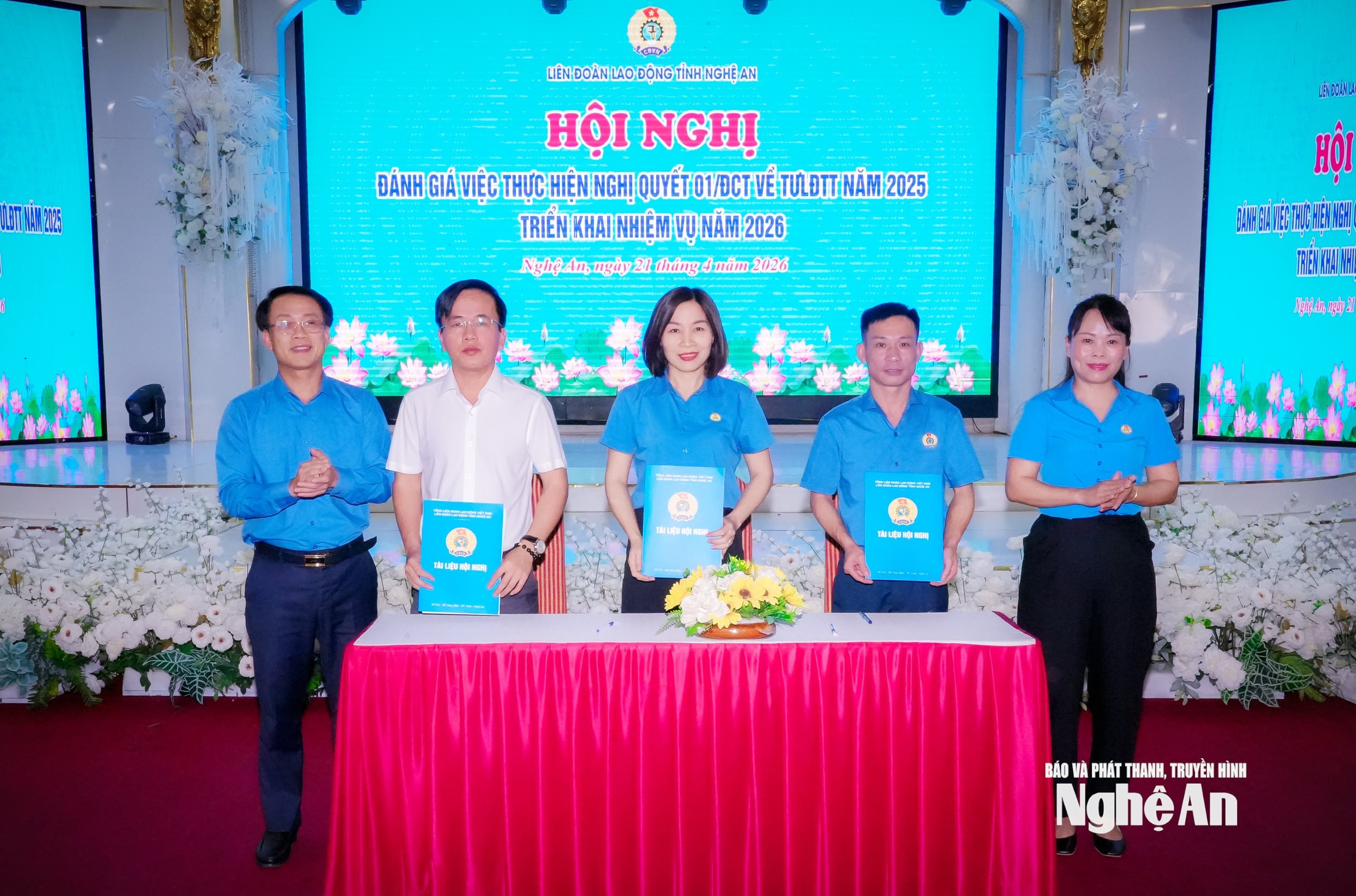 Các công đoàn cơ sở ký biên bản ghi nhớ về thực hiện chỉ tiêu ý mới, ký sửa đổi bổ sung Thỏa ước lao động năm 2026. Ảnh: Thành Chung