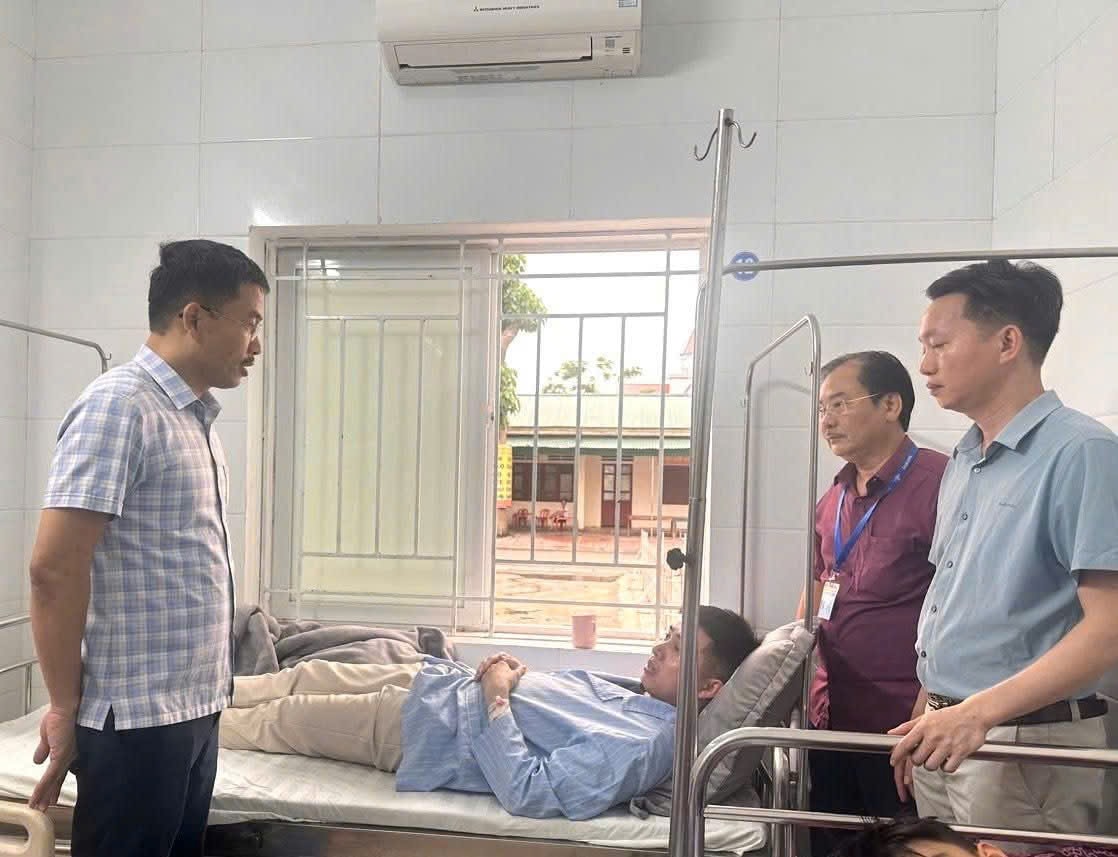 Ông Nguyễn Văn Thương thăm hỏi các bệnh nhân. Ảnh: Kim Chung