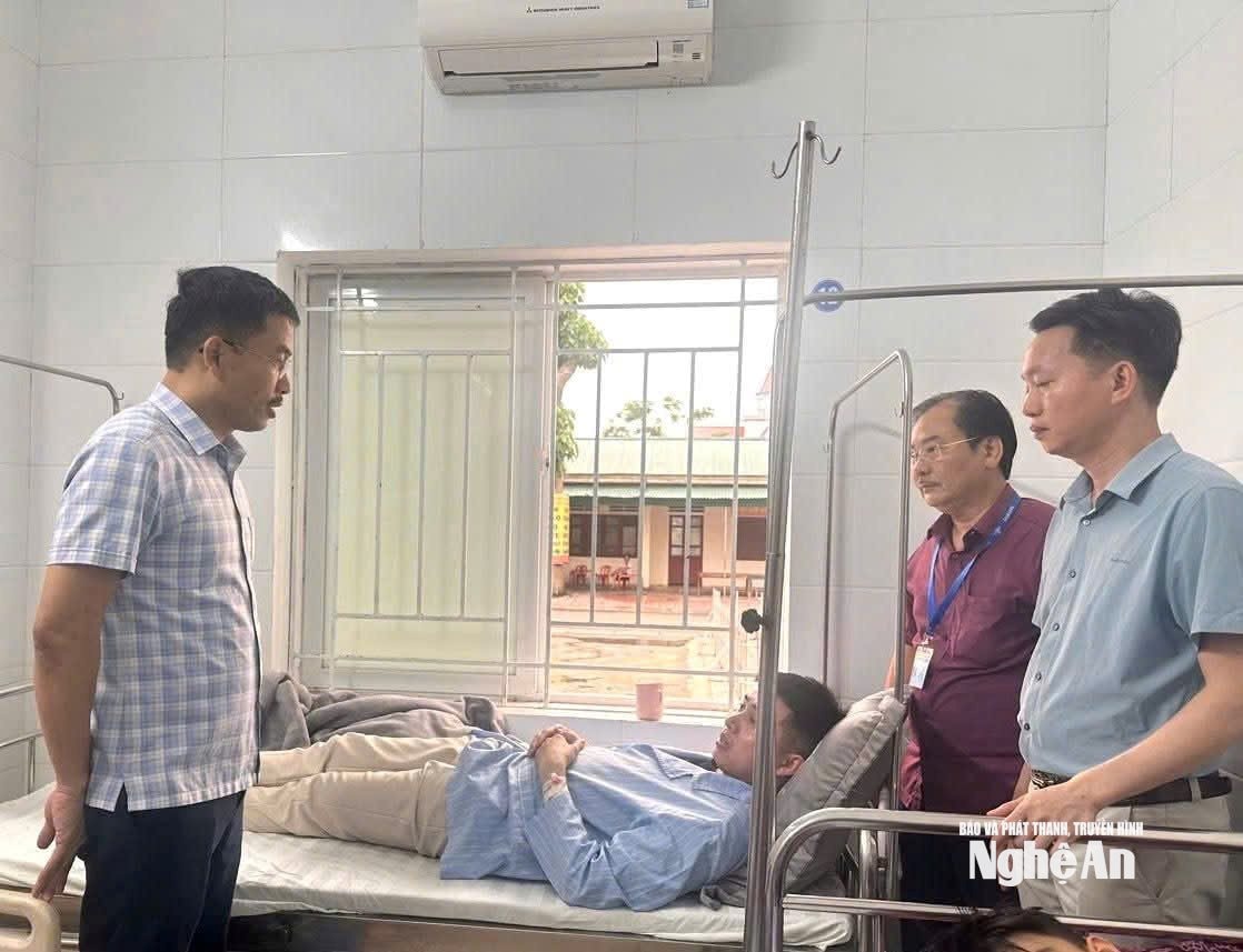 Ông Nguyễn Văn Thương - Phó giám đốc Sở Y tế thăm hỏi các bệnh nhân ngộ độc. Ảnh: H.T