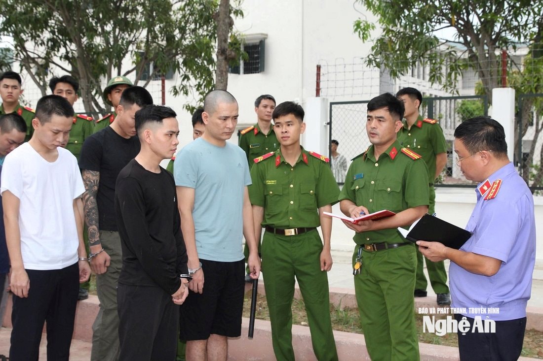 Cơ quan chức năng lấy lời khai các đối tượng trong đường dây tội phạm lừa đảo xuyên Quốc gia. Ảnh Văn Hậu