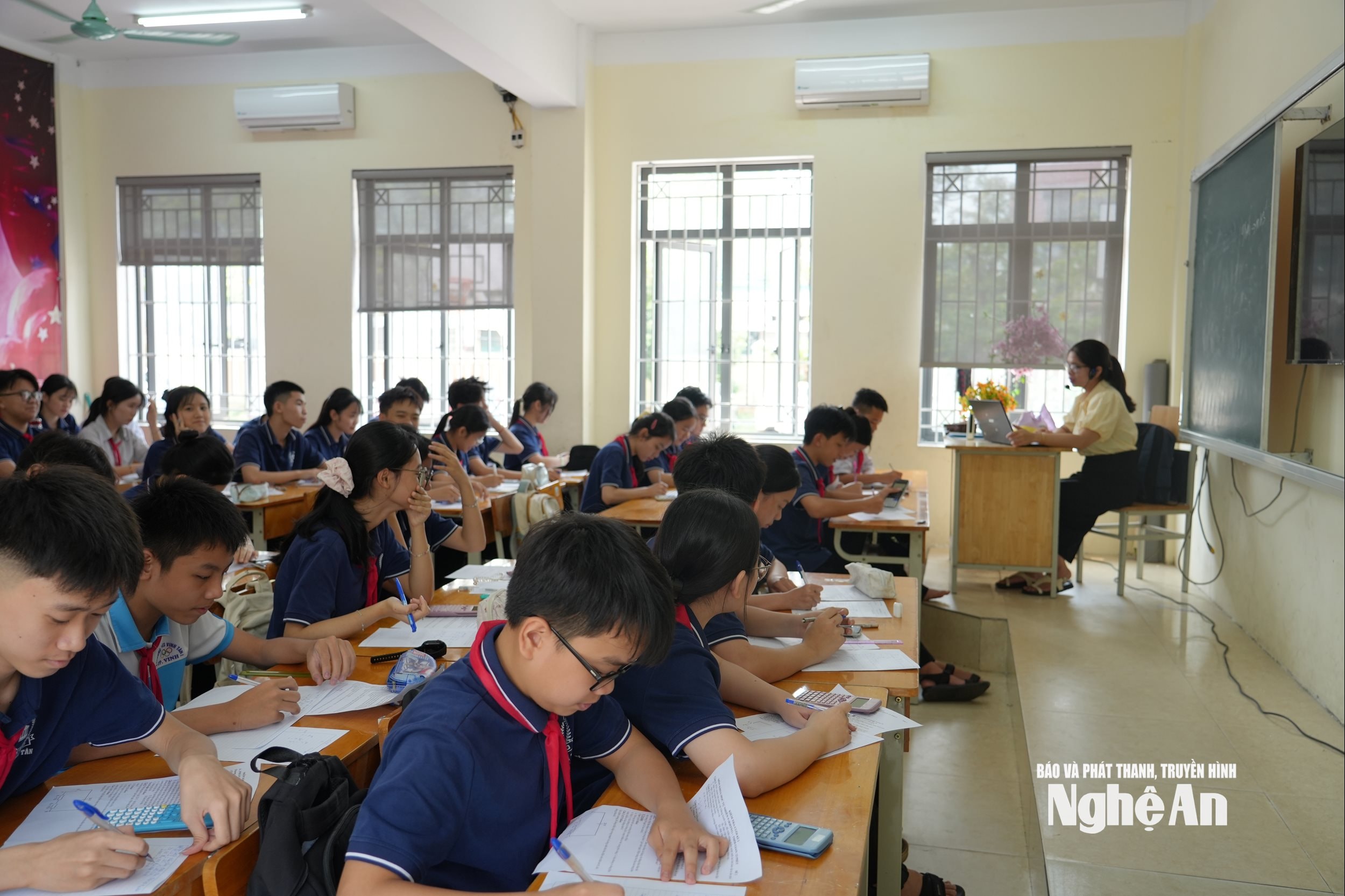 Giờ học của học sinh Trường THCS Vinh Tân. Ảnh - Mỹ Hà